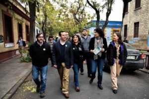 El ministro de Economía, Fomento y Turismo, Luis Felipe Céspedes, junto a la subsecretaria de Turismo, Javiera Montes y la directora nacional de Sernatur, Marcela Cabezas, participan en el circuito turístico inclusivo con lengua de señas de la Ruta Patrimonial “Barrio Huemul”, ubicado en el emblemático Barrio Franklin en el Día del Patrimonio.