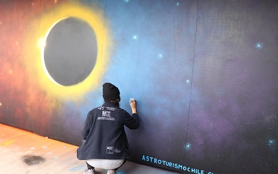 Mural alusivo al eclipse total de sol marca cuenta regresiva para el fenómeno