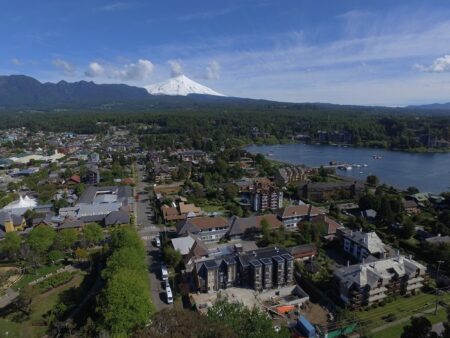 Pucón y volcán Villarrica.