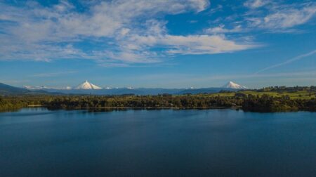 Volcanes Puntiagudo y Osorno y Lago Puyehue.