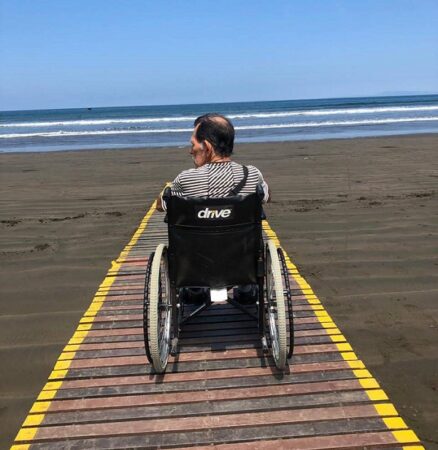 Pasarelas retráctiles de acceso universal en playas de Chile.