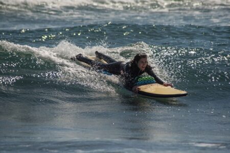 Actividad de surf adaptado.
