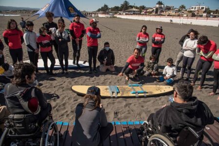 Actividad de surf adaptado.