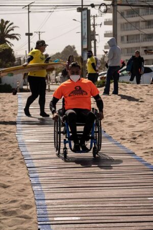 Pasarela retráctil de playa de La Serena en uso