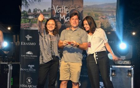 Marcela Leni, gerente de la Ruta del Vino Valle del Maule, entrega el premio Categoría Mejor Carmenere a los representantes de Casas Patronales.