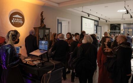 Periodistas, artistas de otras ramas culturales como la música, el cine, otras instituciones, museos, galeristas, participaron en el lanzamiento.