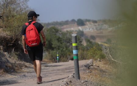 Estacas instaladas cada 30 metros por los senderos del parque.