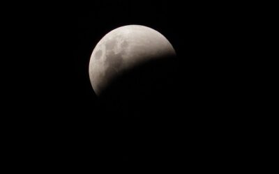 Astrónomo UV entrega consejos para fotografiar eclipse total de luna