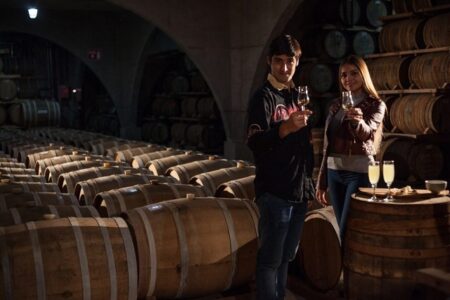 Pareja disfrutando pisco chileno