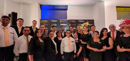 Equipo del Hotel Corregidor celebra el 25° aniversario en Arequipa.