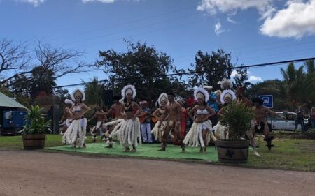 Con alegría, bailes y cantos fueron recibidos los turistas en Rapa Nui