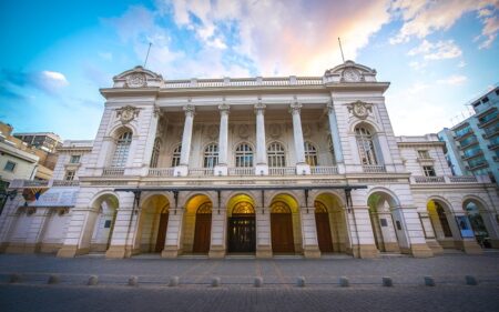 Frontis del Teatro Municipal de Santiago