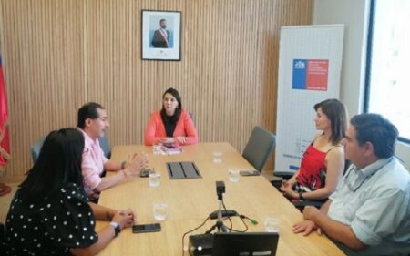 Ministra de Ciencia, Tecnología, Conocimiento e Innovación, Silvia Díaz, en su reunión con el equipo de Vino del Desierto de la Universidad Arturo Prat (UNAP).