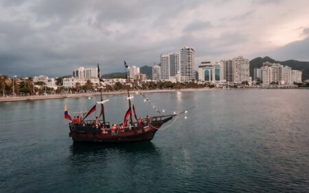 Barco pirata. Visit Santa Marta