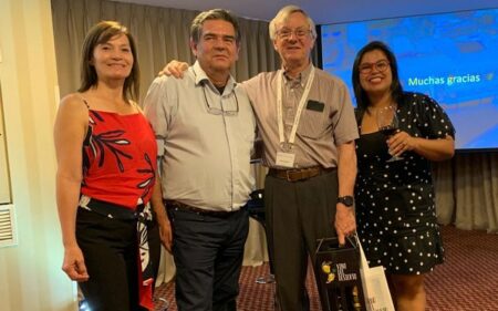 El equipo de Vino del Desierto junto al experto Paul Wagner.