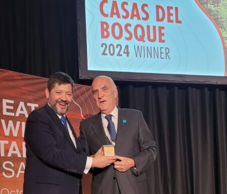 El embajador de Chile en Suiza, Frank Tressler, entrega reconocimiento a Mario Agliati