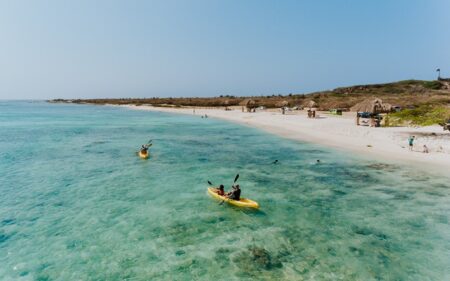 Kayak en la playa Arashi
