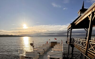 Panorama: atardecer y tapas navegando en el lago Llanquihue