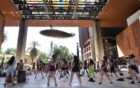 La invitación es a unirse a una maratónica jornada al aire libre que compromete siete horas continuas de baile