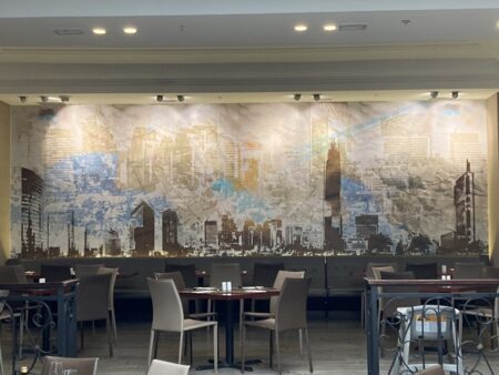 Una vista del Restaurante Urbano 136 con un hermoso mural de Santiago moderno.