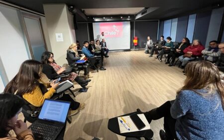 Autoridades de Turismo con agentes de viajes