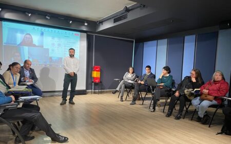 Autoridades de Turismo con agentes de viajes
