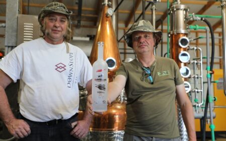 Chandler Peters, asesor técnico, y Yulian Popov, fundador de Vodka Kawesqar
