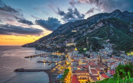Atardecer en Amalfi, Italia.