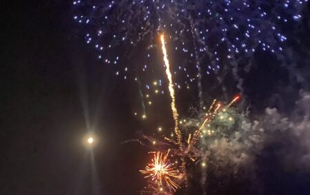 Festival de fuegos artificiales en la Playa Grande de Pucón