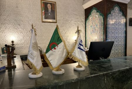 Banderas de Argelia y del Hotel El-Djazair de Argel Banderas de Argelia y del Hotel El-Djazair de Argel