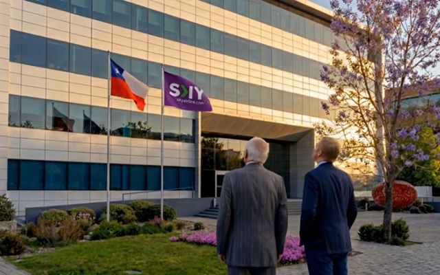 SKY Airline celebra 25 años con video con IA en que se reúnen su fundador y actual presidente