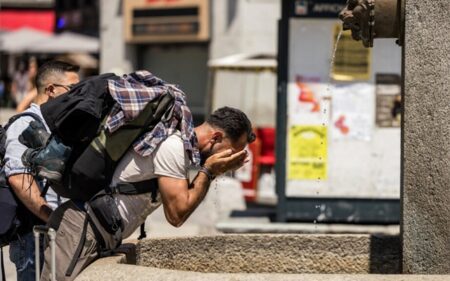 Altas temperaturas complican a los turistas en Europa Altas temperaturas complican a los turistas en Europa