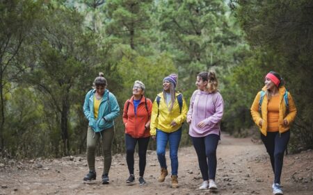 Cuando tres generaciones viajan juntas, el destino deja de elegirse únicamente por sus atractivos turísticos
